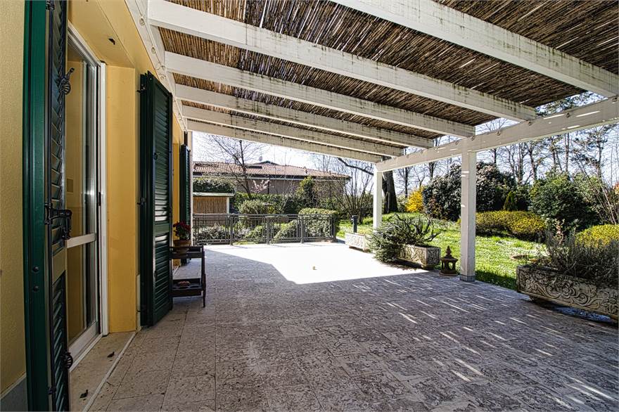 PATIO E GIRADINO