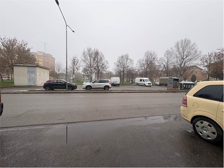 parcheggio fronte negozio